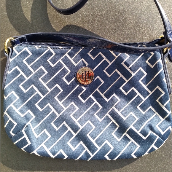 Tommy Hilfiger Navy purse 9 Inches x 6 1/2 inches. Zipper closure - Picture 1 of 2